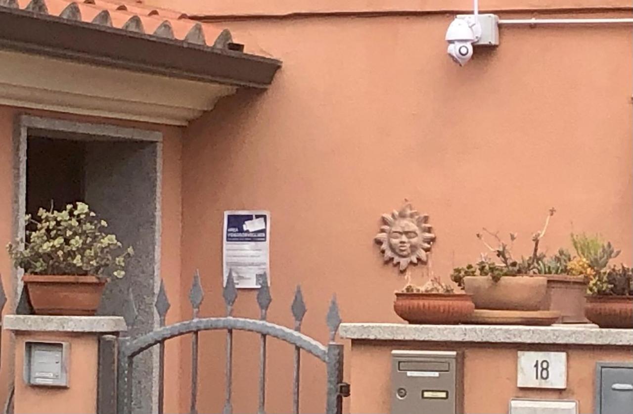 Presso La Maison De Gioel Usufruirai Di Un Appartamento Indipendente Dotato Di Uso Cucina E Lavatrice Arredato In Maniera Funzionale Situato In Ottima Posizione Vicino A Supermercati Caffetterie Pasticcerie Bar Pizzerie E Tanti Altri Servizi Olbia Exterior photo